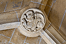 Escudo en la bóveda gótica de crucería de la Sacristía (Iglesia de San Juan de los Caballeros)