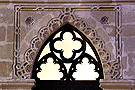 Detalle del arco de la puerta neomudéjar en el presbiterio de la Iglesia de San Juan de los Caballeros