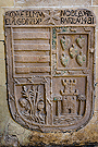 Escudo al lado izquierdo de la portada de la Capilla de los Zarzana (Iglesia de San Juan de los Caballeros)