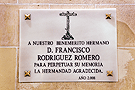 Placa de agradecimiento al lado izquierdo de la portada de la Capilla de los Zarzana (Iglesia de San Juan de los Caballeros)