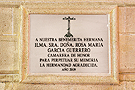 Placa de agradecimiento en el arco de la portada de la Capilla de los Zarzana (Iglesia de San Juan de los Caballeros)