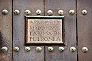 Uno de los dos rótulos en la puerta de la portada del evangelio de la Iglesia de San Juan de los Caballeros