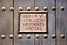 Otro de los dos rótulos en la puerta de la portada del evangelio de la Iglesia de San Juan de los Caballeros