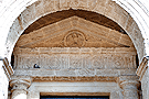 Frontón y friso de la portada principal de la Iglesia de San Juan de los Caballeros 
