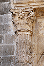 Columna corintia en la portada del evangelio de la Iglesia de San Juan de los Caballeros