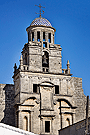 Los tres cuerpos superiores de la fachada-torre de la Iglesia de San Juan de los Caballeros 