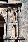 Columnas de la portada principal de la Iglesia de San Juan de los Caballeros 