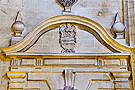 Frontón de la portada de la Capilla de los Zarzana (Iglesia de San Juan de los Caballeros)