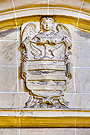 Escudo en el frontón de la portada de la Capilla de los Zarzana (Iglesia de San Juan de los Caballeros)