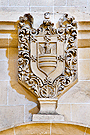 Escudo sobre el frontón de la portada de la Capilla de los Zarzana (Iglesia de San Juan de los Caballeros)