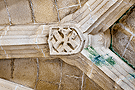 Uno de los escudos de órdenes militares en la bóveda estrellada del Sagrario (Iglesia de San Juan de los Caballeros)