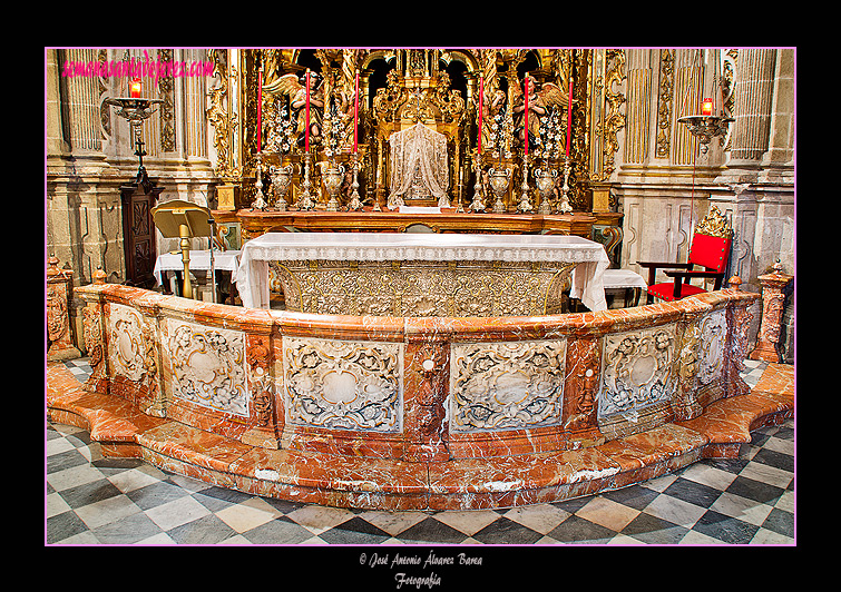 Comulgatorio de jaspe rojo y mármol blanco del Sagrario (Iglesia de San Miguel)