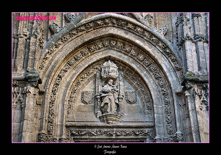 Tímpano de la portada del Evangelio de la Iglesia de San Miguel