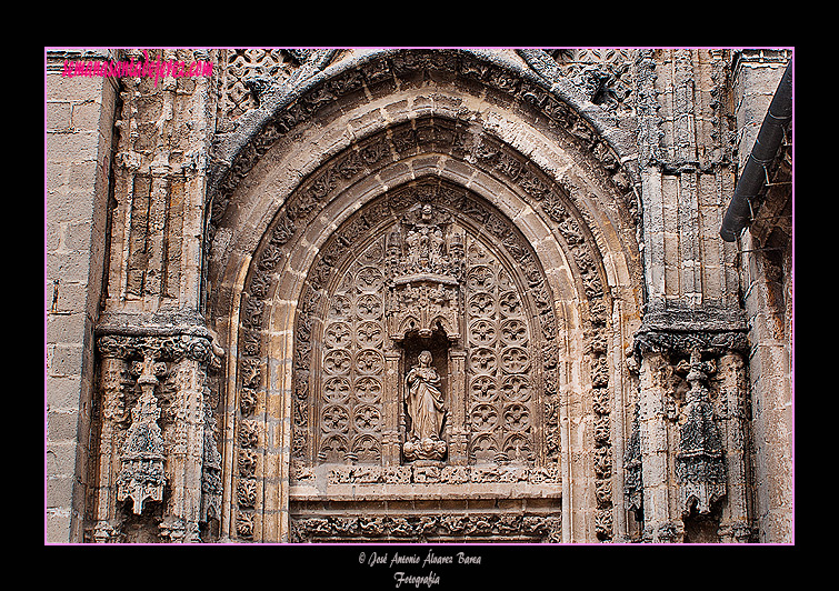 Tímpano de la portada de la Epístola de la Iglesia de San Miguel