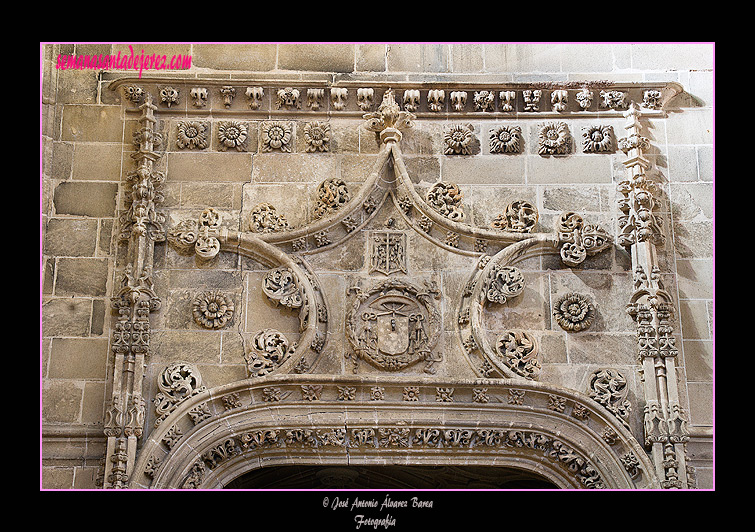 Moldura que corona la entrada de la Capilla Bautismal (Iglesia de San Miguel)