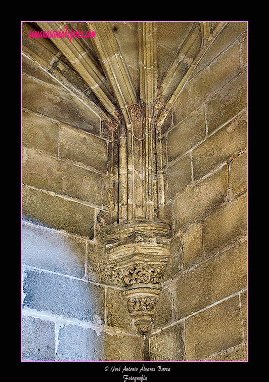 Uno de los nervios donde descansa la bóveda de la Capilla Bautismal (Iglesia de San Miguel)