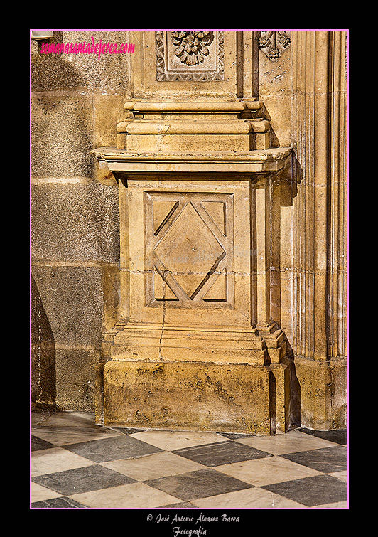 Basamento de las pilastras de las portadas laterales de la Capilla del Sagrario (Iglesia de San Miguel)