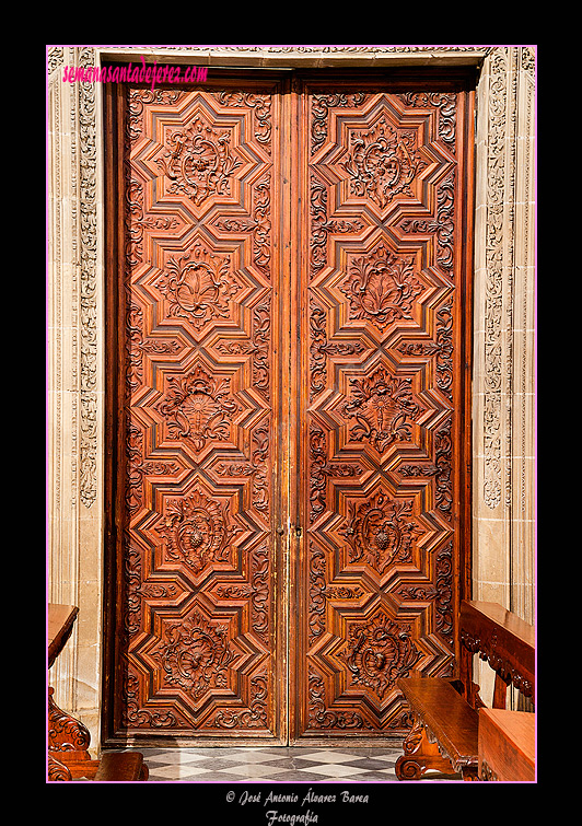 Batientes de una de las portadas laterales de la Capilla del Sagrario (Iglesia de San Miguel)