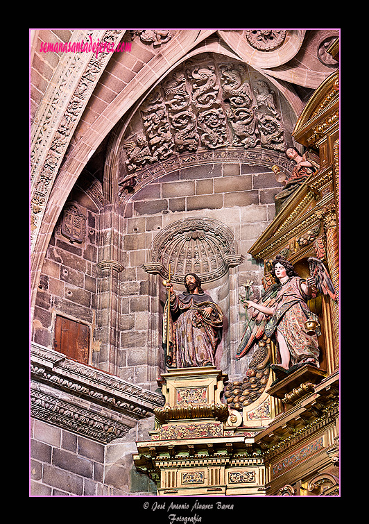 El Retablo Mayor antiguo tallado en la piedra puede verse en el ático del Retablo Mayor de la Iglesia de San Miguel