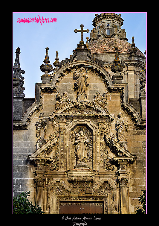 Frontón de la portada exterior de la Capilla del Sagrario de la Iglesia Parroquial de San Miguel