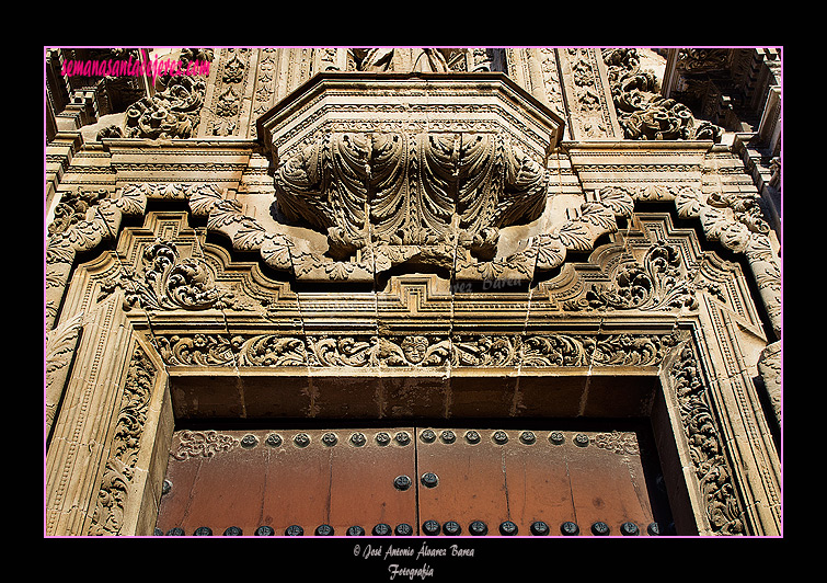 Baquetón mixtilíneo de la portada exterior de la Capilla del Sagrario de la Iglesia Parroquial de San Miguel