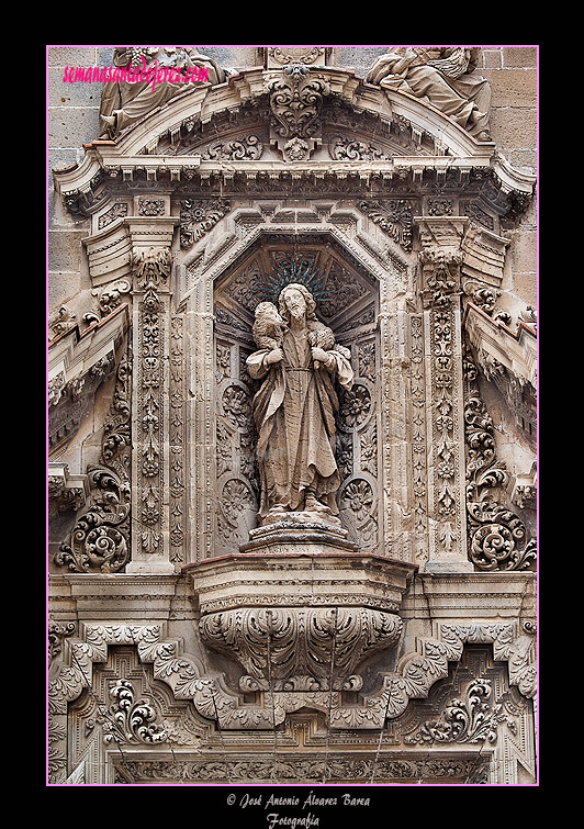 Nicho central con la imagen del Buen Pastor en la portada exterior de la Capilla del Sagrario de la Iglesia Parroquial de San Miguel