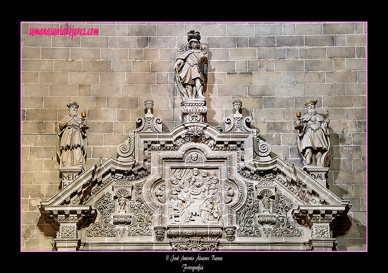 Frontón articulado de la portada interior de la Capilla del Sagrario (Iglesia de San Miguel)