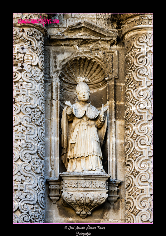 San Gregorio Magno, en la hornacina superior izquierda entre las columnas de orden gigantes (Portada Principal de la Iglesia de San Miguel)