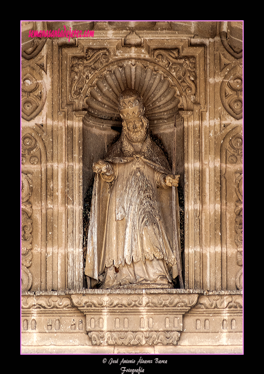 San Pedro revestido de Papa (Tímpano de la embocadura de la Puerta Principal de la Iglesia de San Miguel)