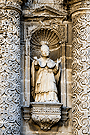 San Gregorio Magno, en la hornacina superior izquierda entre las columnas de orden gigantes (Portada Principal de la Iglesia de San Miguel)