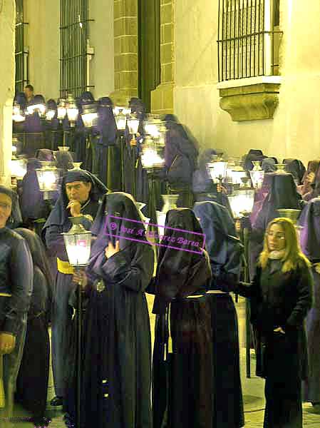 Hermanas con farol de la Hermandad de Jesús Nazareno