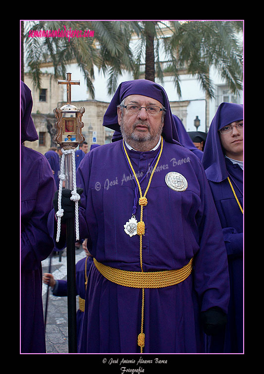 Nazareno portando la reliquia de San Juan Grande de la Hermandad de Jesús Nazareno