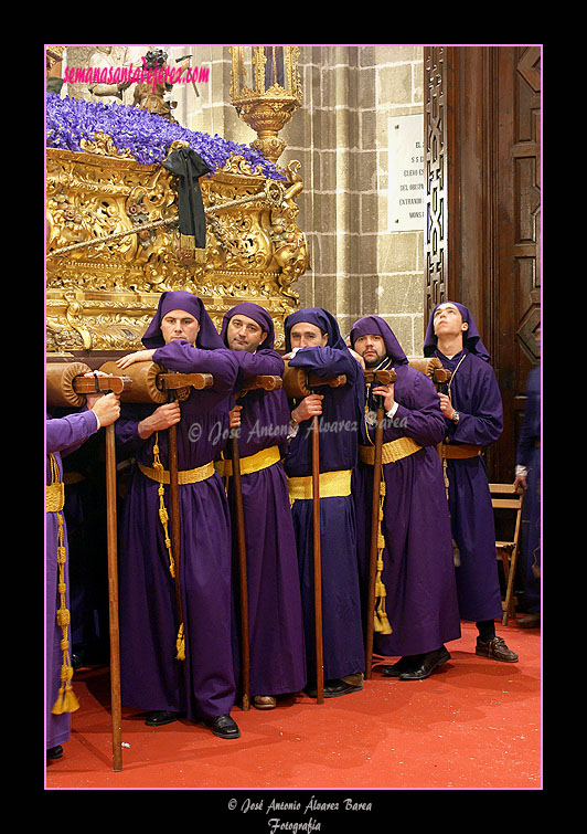 Cargadores "por fuera" del paso de Misterio de la Hermandad del Nazareno