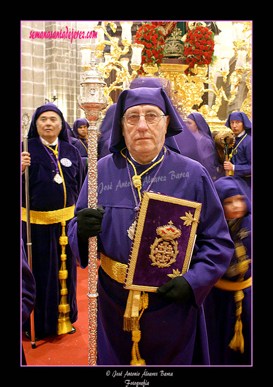 Nazareno que porta el Libro de Reglas de la Hermandad del Nazareno