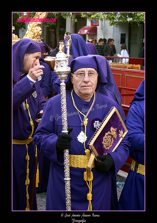 Nazareno que porta el Libro de Reglas de la Hermandad del Nazareno