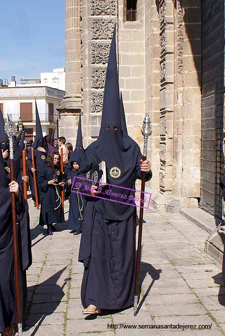 Nazareno que porta el Libro de Reglas de la Hermandad del Cristo del Perdón