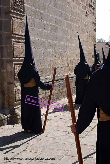 Nazarenos del cortejo del Cristo de la Hermandad del Santísimo Cristo del Perdón