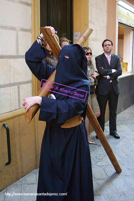 Penitente tras el Paso de Cristo de la Hermandad del Santísimo Cristo del Perdón