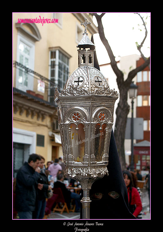 Nazareno con farol que acompaña a la Cruz de Guía de la Hermandad del Santo Entierro