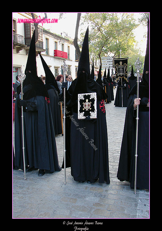 Nazareno que porta el Libro de Reglas de la Hermandad del Santo Entierro