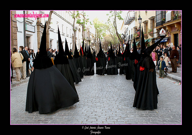 Nazarenos de la Hermandad del Santo Entierro