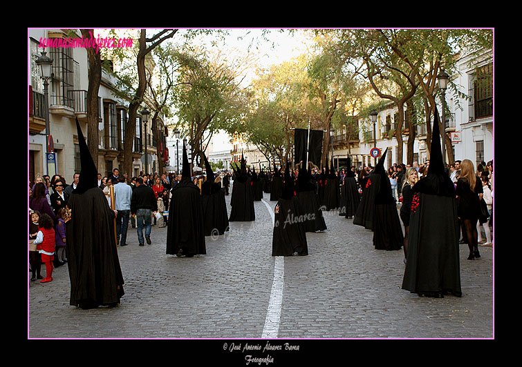 Nazarenos de la Hermandad del Santo Entierro