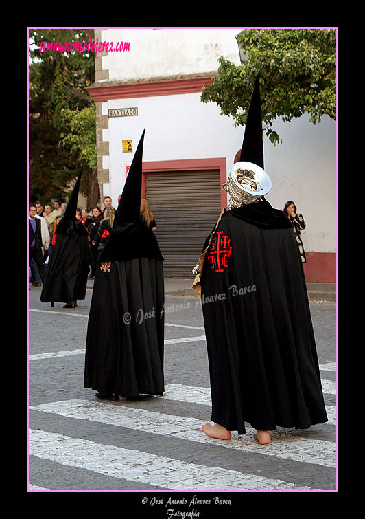 Nazarenos con bocinas de la Hermandad del Santo Entierro