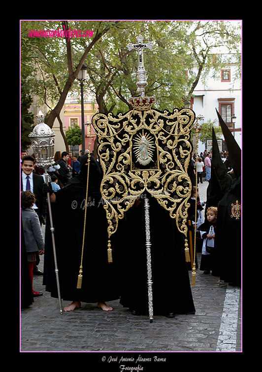 Nazareno portando el Simpecado de la Hermandad del Santo Entierro