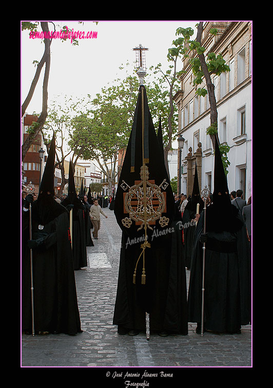 Nazareno portando el Estandarte de la Hermandad del Santo Entierro