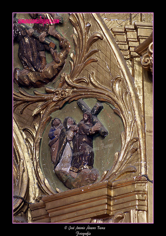 Medallón representado una Estación del Via-Crucis (Retablo Mayor de la Real Capilla del Calvario)