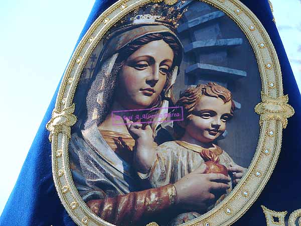 Banderín del movimiento DOYMAR del colegio Nuestra Señora del Sagrado Corazon (Perpetuo Socorro) en el cortejo de la Hermandad de la Clemencia