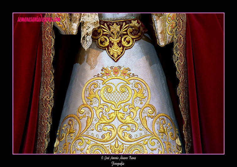 Detalle de los bordados de la saya de María Santísima Refugio de los Pecadores