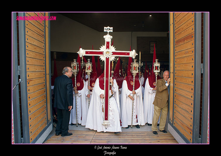 Cruz de Guia de la Hermandad de la Paz saliendo de la Iglesia de Fátima