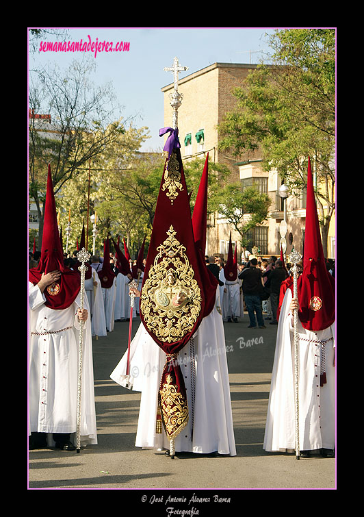 Nazareno portando el Estandarte de la Hermandad de la Paz de Fátima